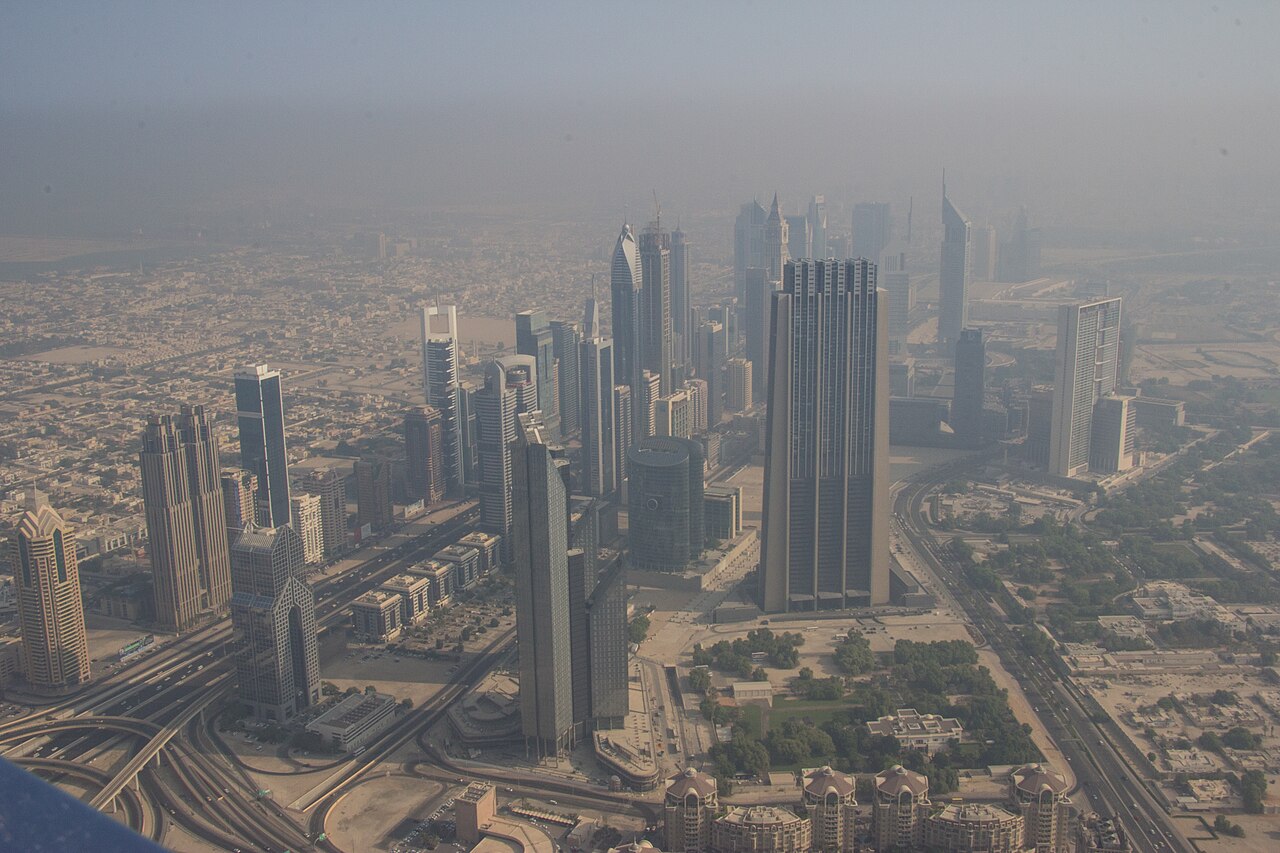 Skyline du centre-ville de Dubaï dominé par la Burj Khalifa