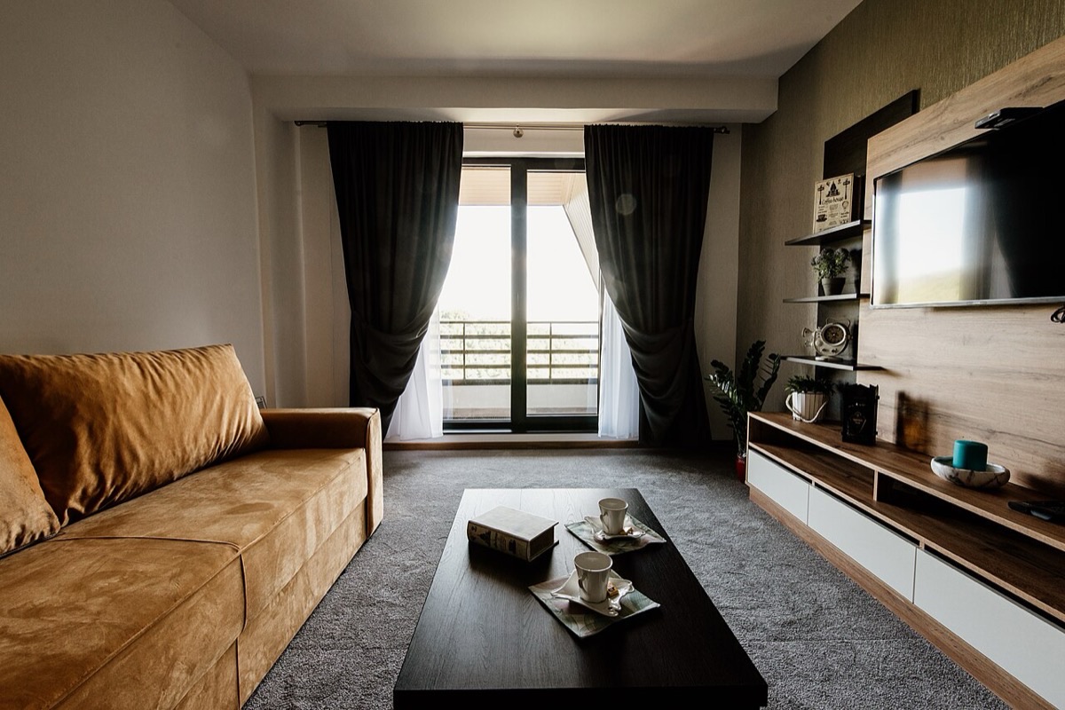 Salon lumineux et meublé d'un appartement moderne