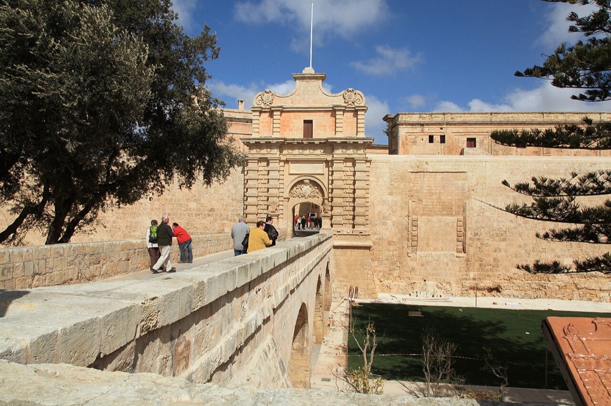Porte et remparts de Mdina, la cité médiévale fortifiée de Malte