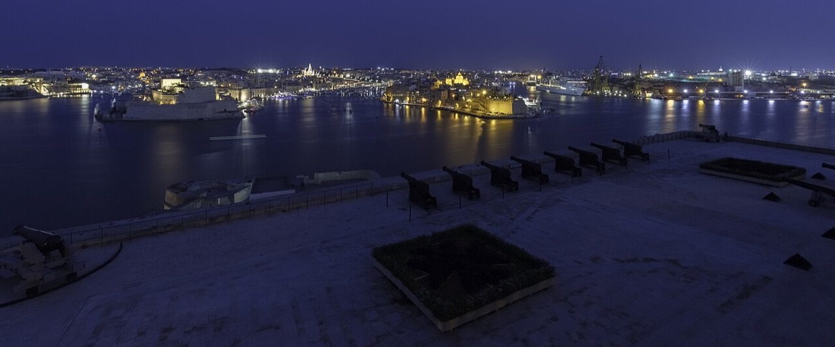 Le Grand Harbour de La Valette illuminé, à Malte