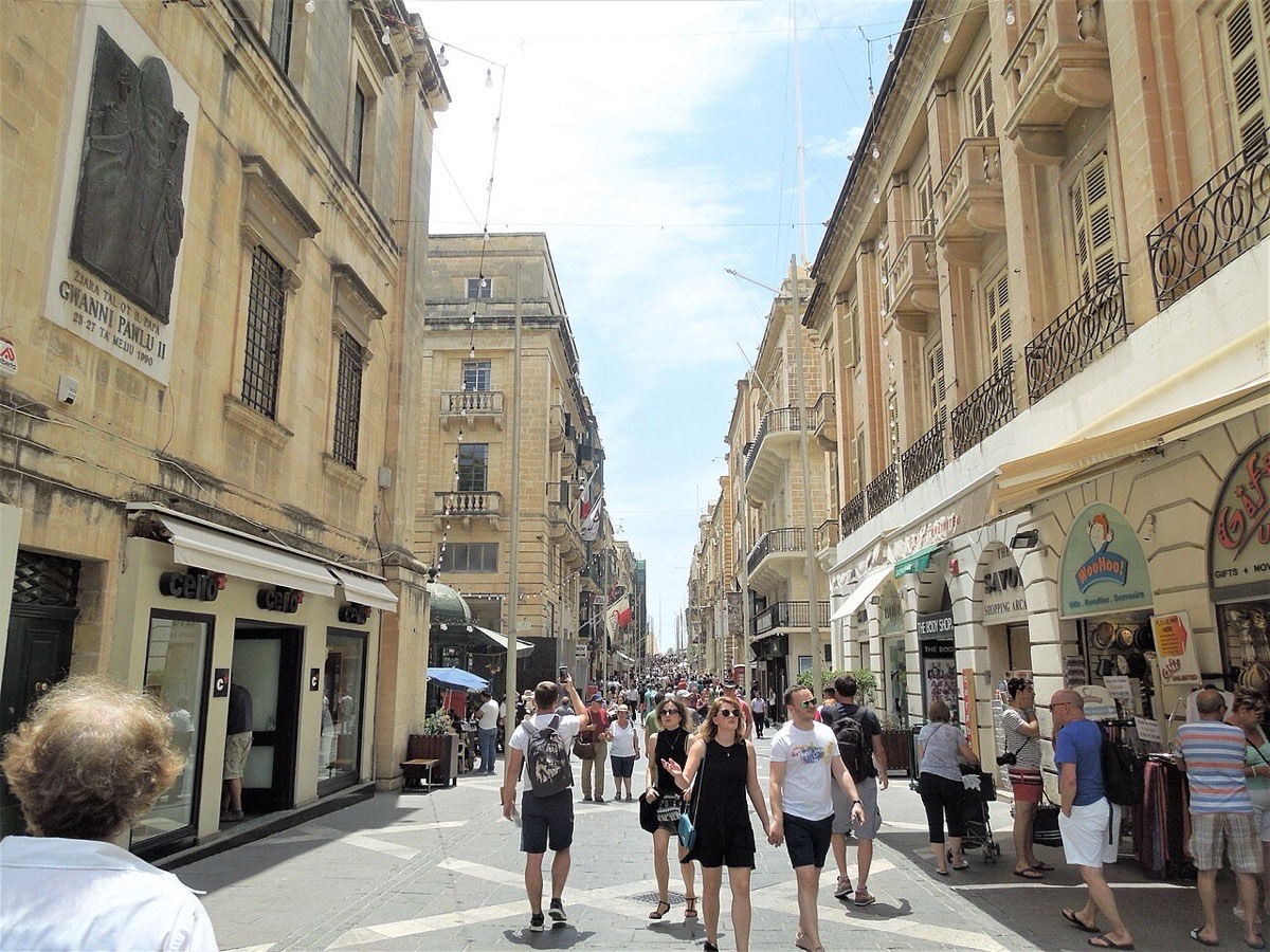 Republic Street, rue commerçante animée de La Valette, à Malte