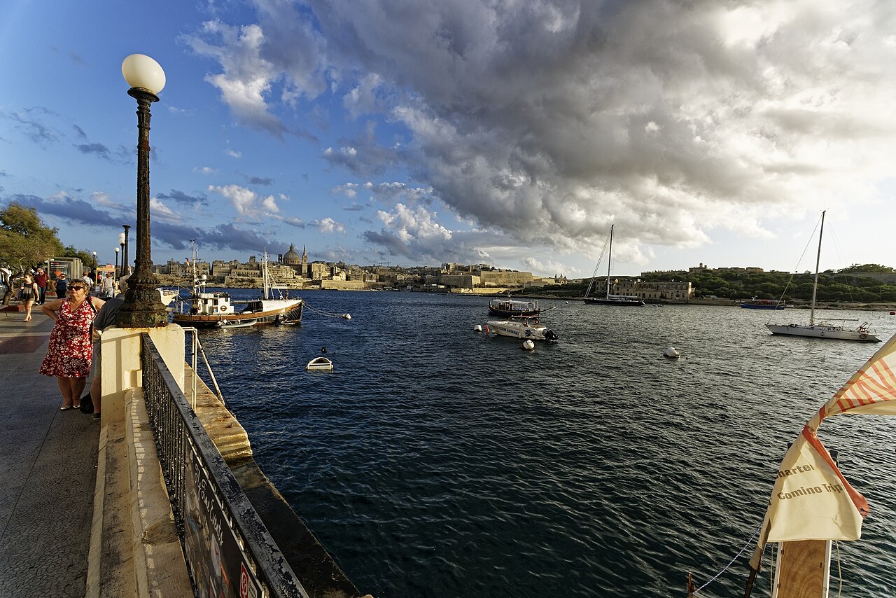 Front de mer de Sliema à Malte, immeubles le long de la Méditerranée