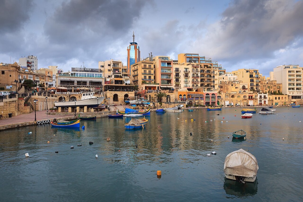 La baie de Spinola à St Julian's, restaurants et marina, à Malte