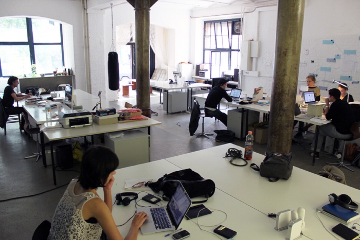 Espace de coworking lumineux avec des personnes travaillant sur ordinateur