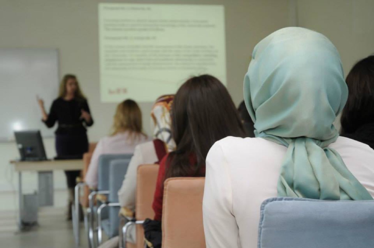 Étudiants suivant un cours en salle de classe